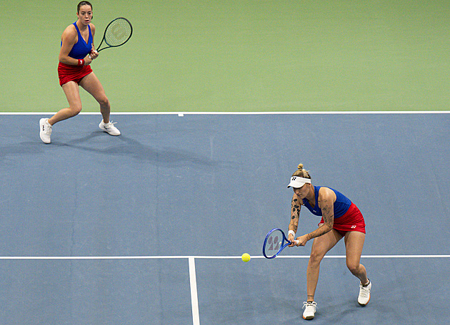 Tenis ONLINE: Vondroušová s Valentovou bojují o druhý bod, čtyřhra je srovnaná