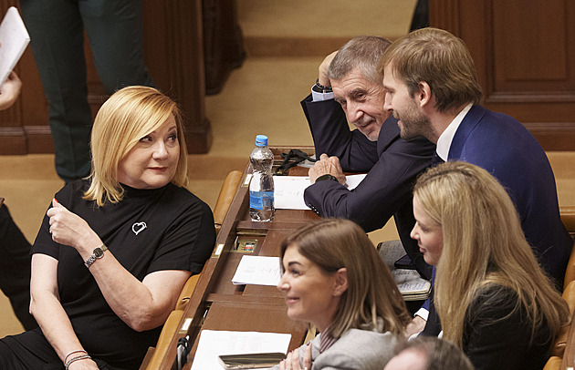 Schillerová hájí regulaci cen paliv. Jako „socík“ osmdesátých let, řekl Rakušan