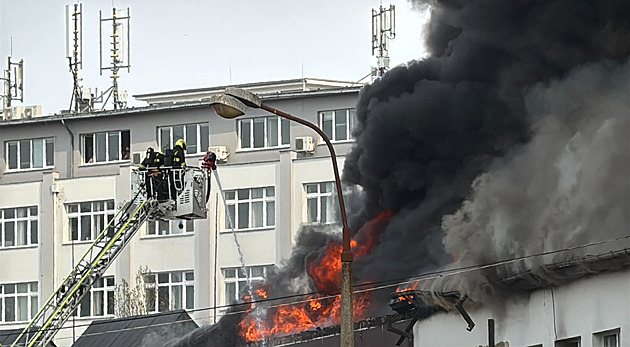 Na Žižkově hořela ubytovna, část střechy se propadla. Evakuovalo se přes 40 lidí