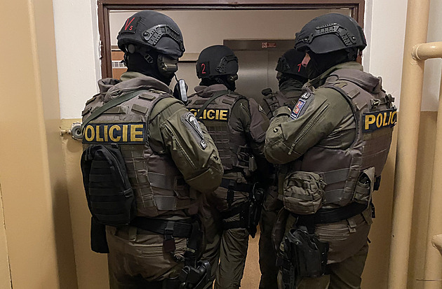 Vystřílím vás, vyhrožovala žena personálu nemocnice. Došla si pro ni zásahovka