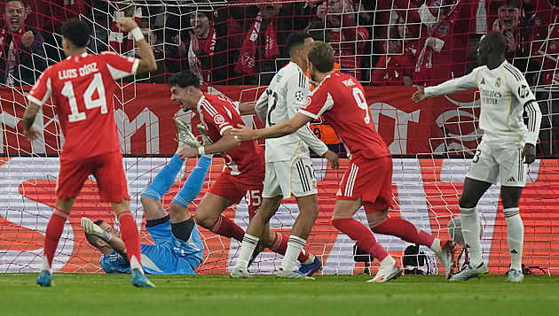 Bayern v divoké přestřelce vyřadil Real, do semifinále Ligy mistrů postupuje i Arsenal
