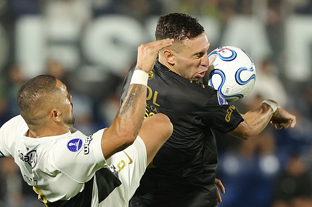 Bizarní penalta v Paraguayi. Odkop trefil střelce do tváře a míč skončil v síti
