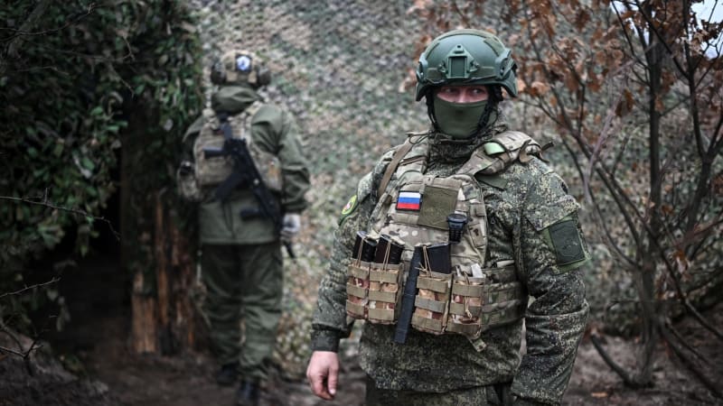 Petardy v tělech vojáků i znásilnění v jámách. Rus popsal středověké mučení v Putinově brigádě