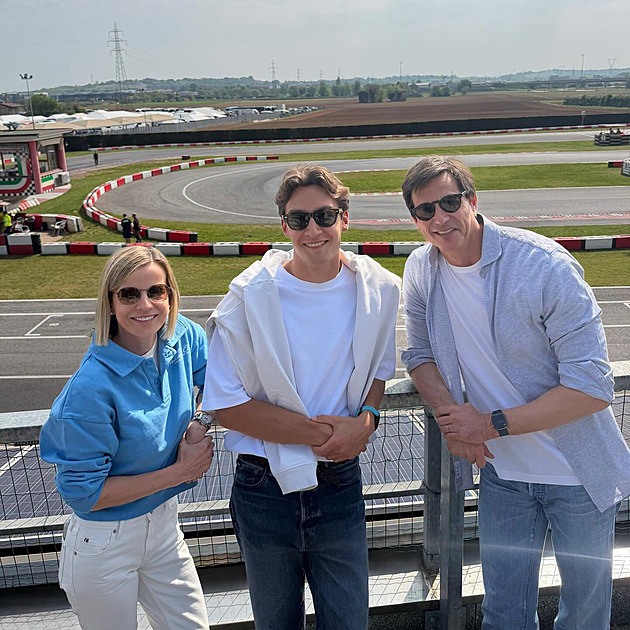 Návrat po 23 letech. Russell vzpomínal na dětství, zatímco fandil synovi svého šéfa