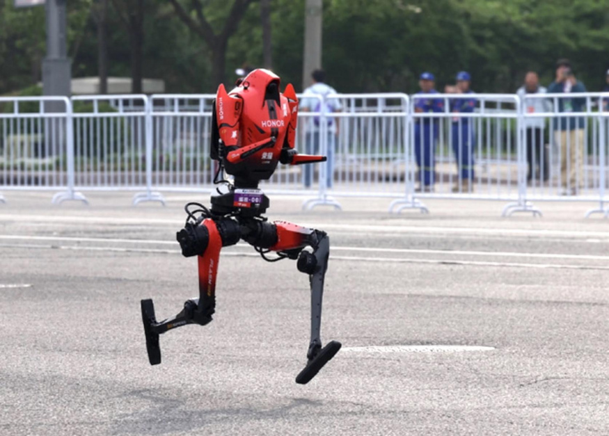 Závody humanoidů v Číně: tento robot zaběhl půlmaraton rychleji než člověk