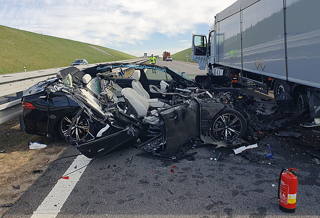 Drtivý náraz odtrhl i střechu. Řidič na dálnici rozstřelil auto o stojící kamion