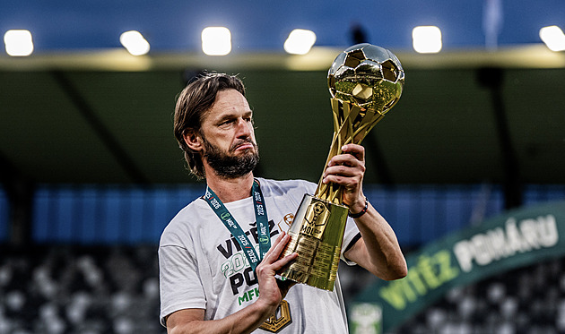 Karvinské fotbalisty zaplavila euforie. Slaví. Na evropské poháry teď nemyslí