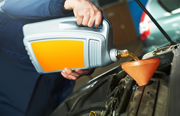 Řidiči se budou muset připravit na dražší motorové oleje. Někde mohou i chybět