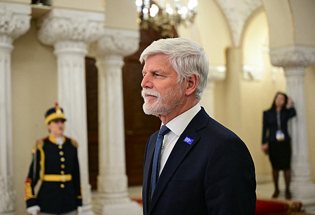 Pavel dorazí na schůzi vlády. Chce řešit účast na mezinárodních setkáních