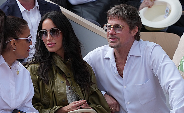 Brad Pitt si užíval s přítelkyní ve Francii. Jeho děti se zbavují hercova příjmení