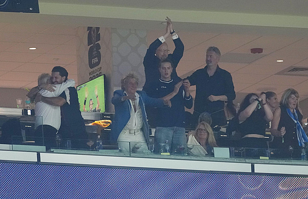 Zpívat nezvládnu, fandit ano. Rod Stewart zrušil koncert, pak řádil na MS ve fotbale