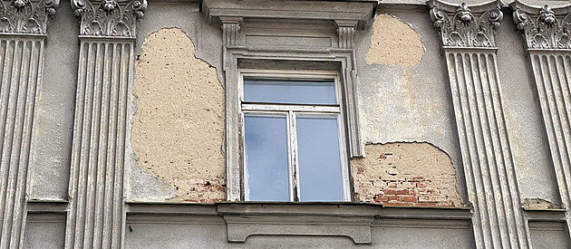 Z chátrajícího paláce v Opavě padá omítka, opravy komplikuje spor města a státu
