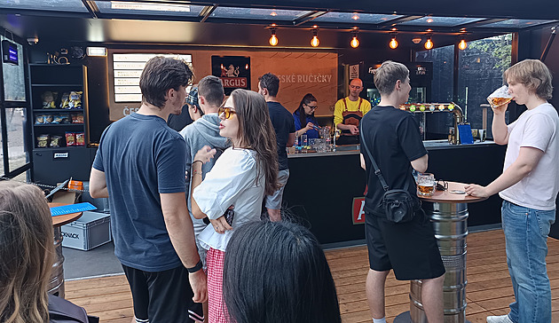 Levné pivo od Lidlu láká. V restauraci na Výstavišti jsou fronty až do zavíračky