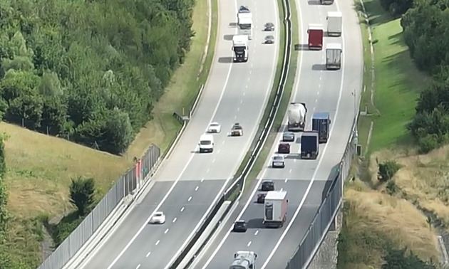 Kamiony na D1 brzdily dopravu pomalým předjížděním. Policie ukázala záběry z dronu