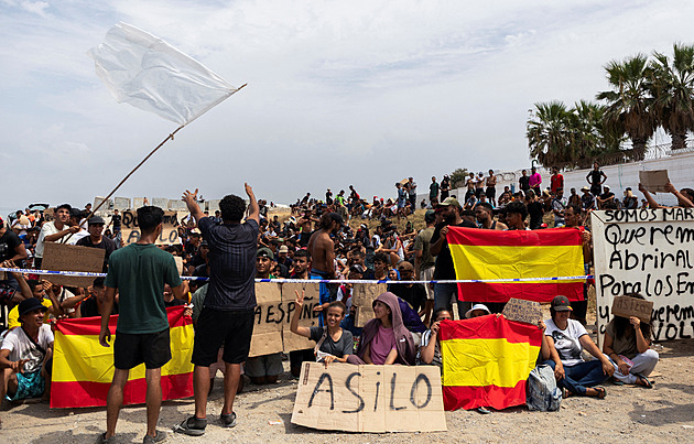 My jsme také lidé. Stovky migrantů v Ceutě na protestu požadovaly azyl